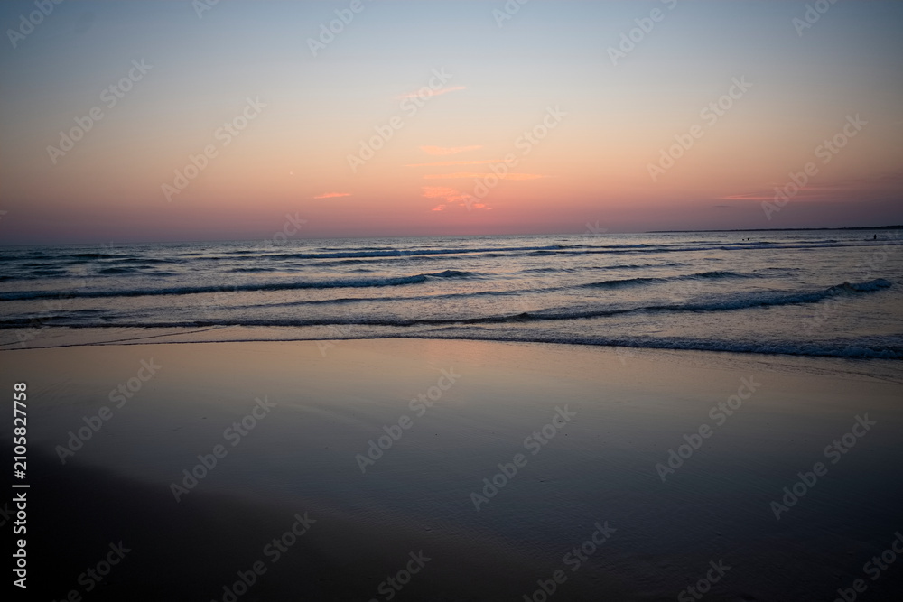 Obraz premium Plage au crépuscule avec ciel dégradé rose et bleu - Nouvelle-Aquitaine - Charente-Maritime - île d'Oléron