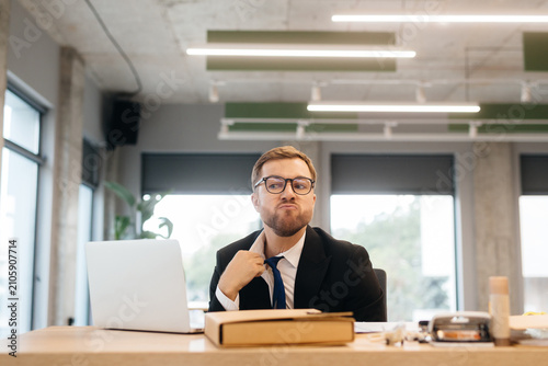 Canvastavla Stressed businessman loosening tie in hot office