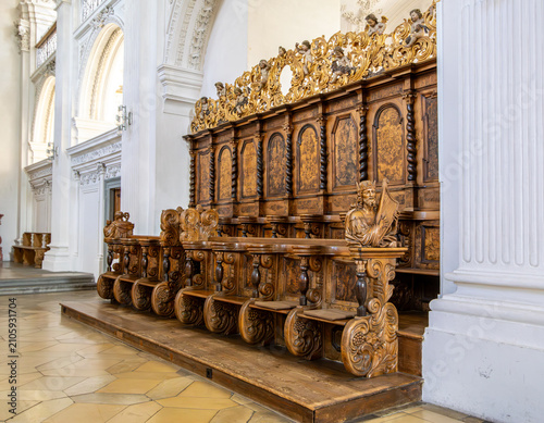 Chorgestühl, die Sedilien, im Altarraum einer katholischen Kirche