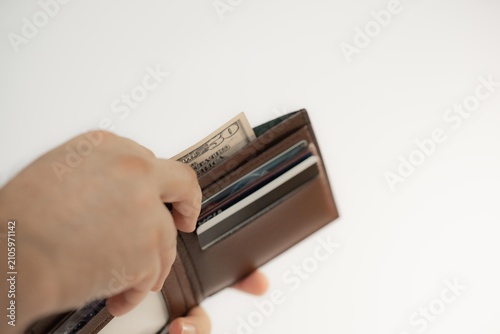 SACANDO DINERO DE LA CARTERA