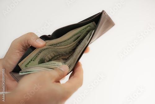 MOSTRANDO DINERO EN LA BILLETERA