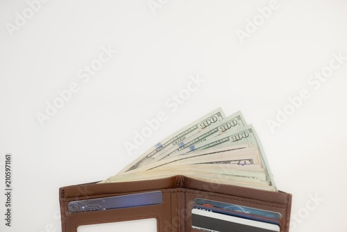 BILLETES SALIENDO DE LA CARTERA