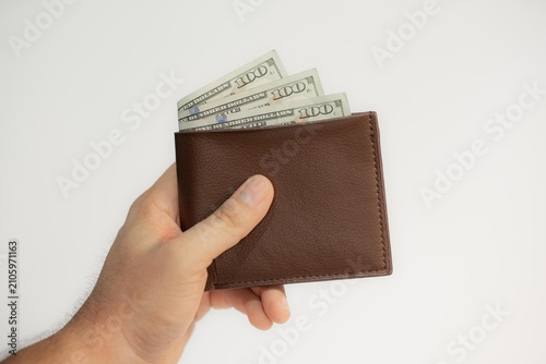 MANO SOSTENIENDO UNA BILLETERA CON DINERO