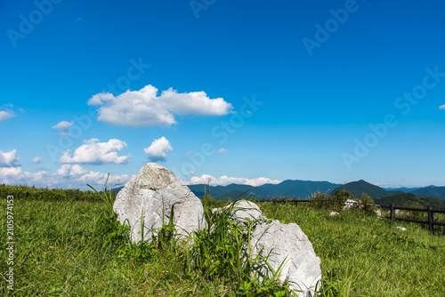 Fotografía Akiyoshidai Karst Plateau under a Clear Blue Sky