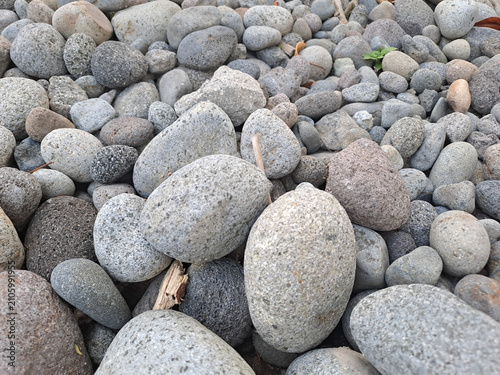 Foto Smooth grey river stones and pebbles background in natural light
