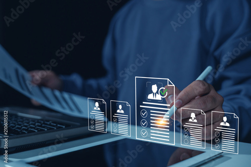 Quadro su tela HR professional reviews digital resume profiles and selects a qualified candidate, illustrating recruitment, applicant screening, talent acquisition, hiring decisions, and workforce management