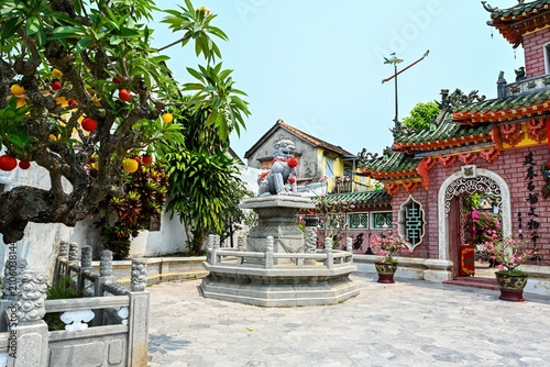 Quadro su tela Traditional stone lion statue at inner courtyard next to ornate gate of the Fuji