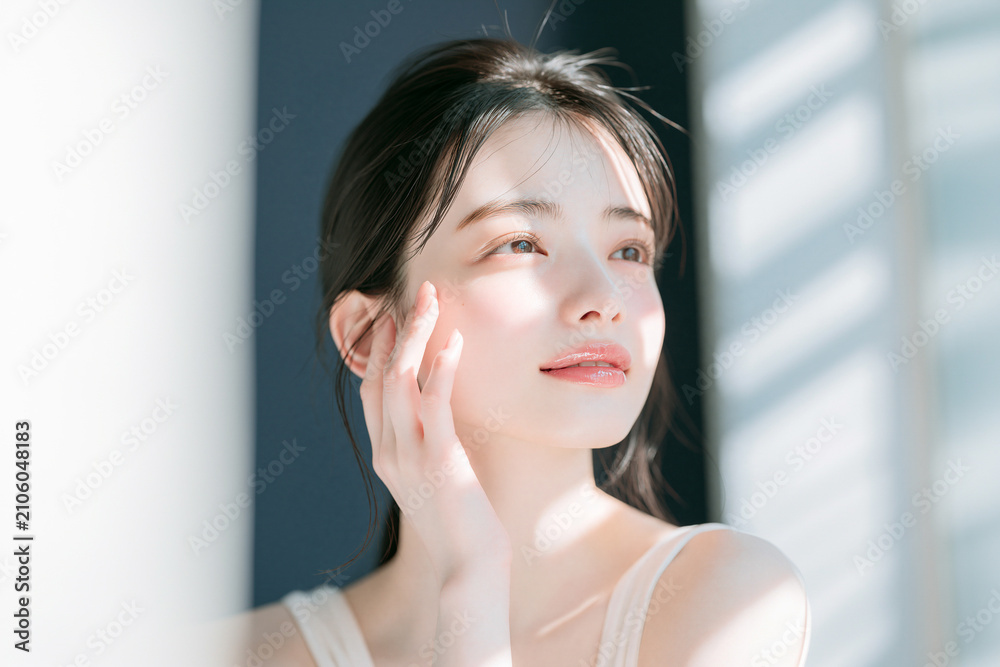 Fototapeta premium 透明感とツヤのある美しい白い肌の女性。 美容、スキンケア、素材