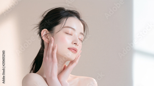 Plakat w ramie 透明感とツヤのある美しい白い肌の女性。 美容、スキンケア、素材