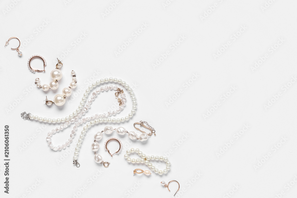 Obraz premium Beautiful composition with pearl bijouterie on white background