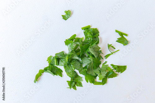 Foto chopped fresh parsley herb isolated on white