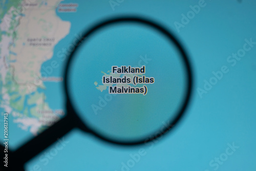 Foto Magnifying glass highlights Falkland Islands, a disputed island territory claimed by Argentina and governed by United Kingdom, reflecting Great Britain sovereignty, geopolitics and historic conflicts