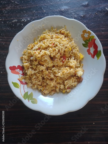 Foto A plate of home-cooked Indonesian fried rice viewed from above.)