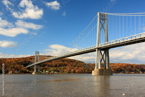 Cuadro en lienzo Mid-Hudson Bridge at fall crossing the Hudson River from Highland to Poughkeepsi