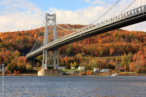 Obraz na płótnie Mid-Hudson Bridge at fall crossing the Hudson River from Highland to Poughkeepsi