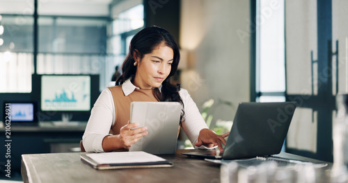 Obraz na plátně Woman, tech and report in office with feedback, proposal or graphs for market research agency