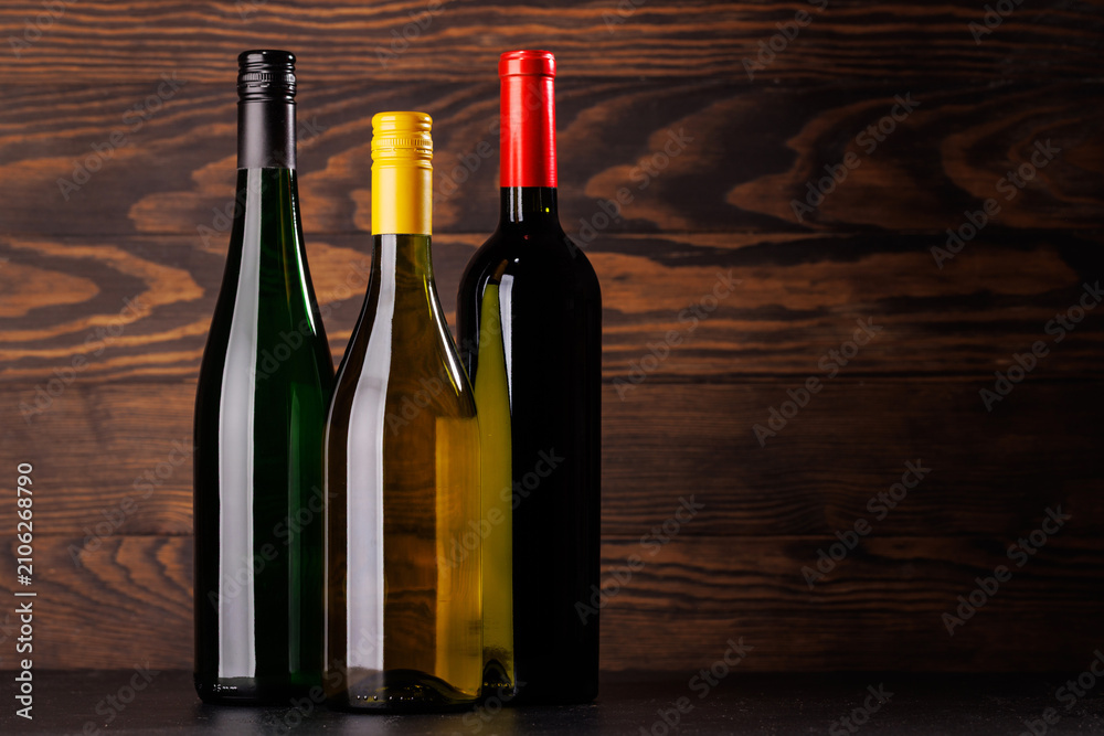 Obraz premium Red and white wine bottles