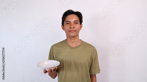 Fotografie young asian man holding empty bowl