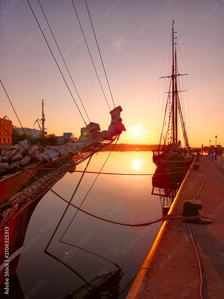 Fototapeta premium Sonnenuntergang und Schiffe Hafen von Wismar