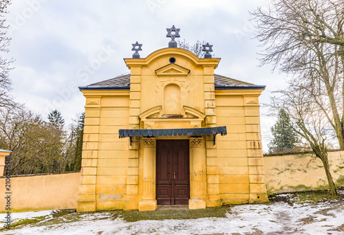 Fotografie The ceremonial hall building at the Jewish Cemetery, part of the UNESCO World Heritage site in Trebic