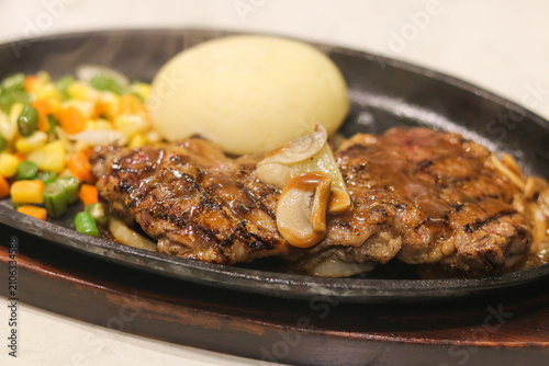 Cuadro en lienzo A sizzling hot plate featuring grilled beef steak