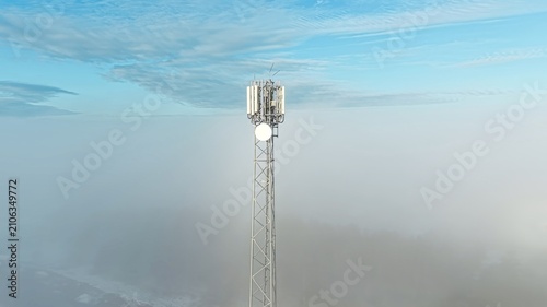 Foto Snowy mountain landscape with a modern cellular mast