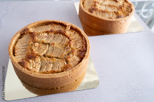 Bild auf Leinwand Apple almond tart on white background