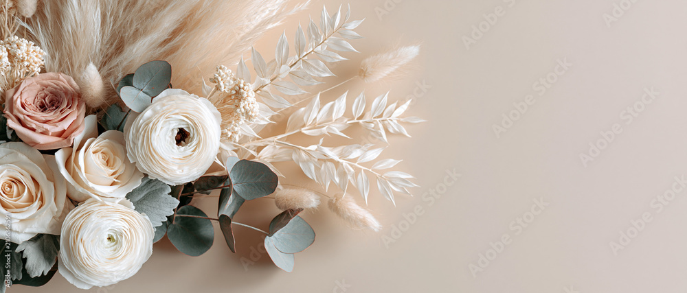Obraz premium Elegantes Boho-Blumen-Banner mit Rosen, Trockenblumen und Pampasgras auf beigem Hintergrund, Vorlage für Hochzeitseinladungen mit Kopierraum.