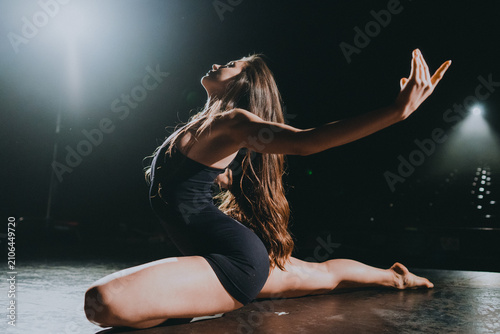 Cuadro en lienzo Lone Ballet Artist Demonstrates Focused Technique In Staged Split Under Gentle I