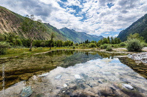 Fotografie Crystal Stream Reflecting Mountain View in Xia Ta, Yili, Xinjiang, China