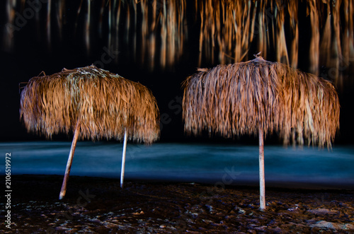 Foto Long exposure of reed umbrellas at the seashore