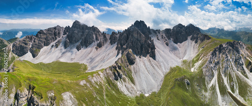 Foto Spectacular green mountain landscape of the Stubai Alps south of Innsbruck, Axamer Lizum