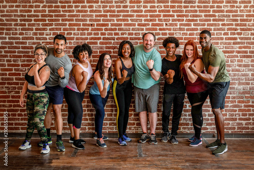 Foto Diverse group fitness enthusiasts smiling