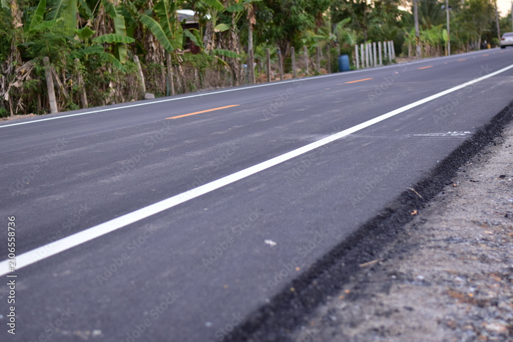 Obraz premium black asphalt road and white dividing lines, Asphaltic concrete road with yellow and white traffic lines, asphalt, road, surface, traffic, street, transportation, black, white, background, highway, li
