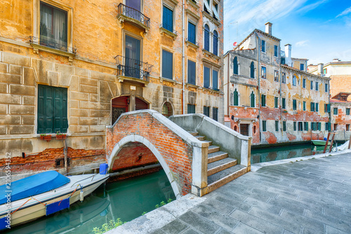 Obraz na płótnie Amazing  cityscape of Venice with narrow canals, boats and gondolas and bridges with traditional buildings