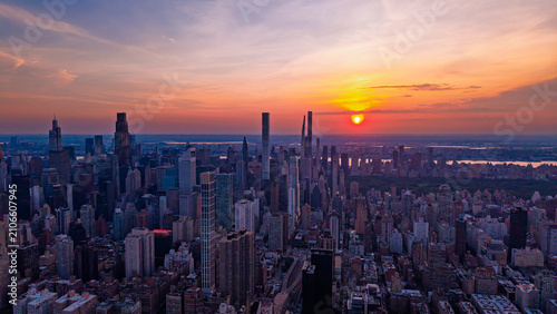 Canvas Print Manhattan skyscrapers against sunset sky
