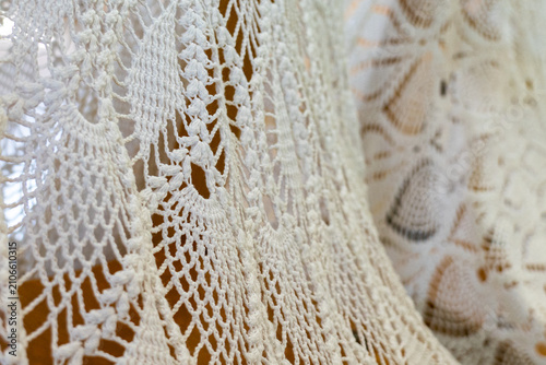 Foto Textured background of a handmade white crochet doily or tablecloth with an intricate lace pattern