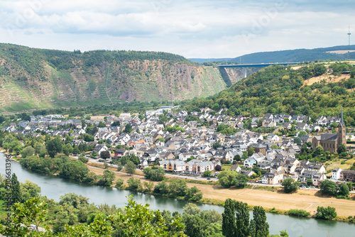 Fotografie Moselle Valley in summer, vineyard landscape and village Winningen, loop of Mose