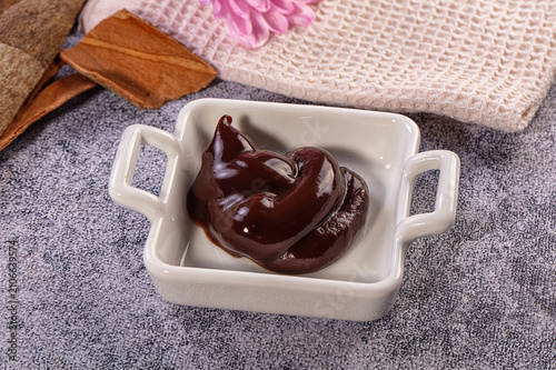 Canvastavla Raw poultry liver in white ceramic bowl on gray background