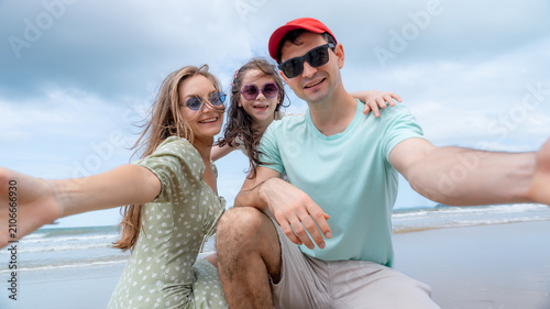 Quadro em tela A joyful family captures a beach selfie while enjoying a relaxing summer vacation celebrating togetherness love happiness and unforgettable travel memories by the ocean