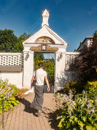 Cuadro en lienzo Woman entering the gate of a Russian Orthodox Holy Spring with mosaic icon
