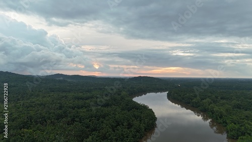 Foto Morning aerial view of tropical river and rainforest in Roura, French Guiana