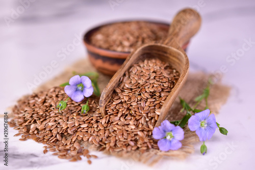 Fotografía Beneficial flax seeds in a clay bowl. Close-up.