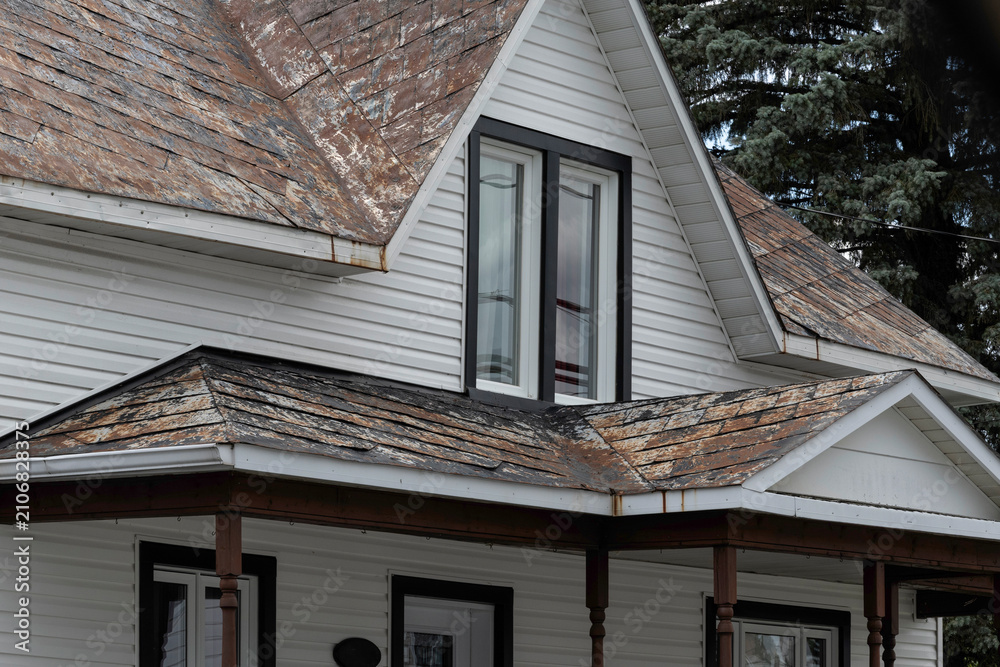 Obraz premium Badly damaged metal rooftops