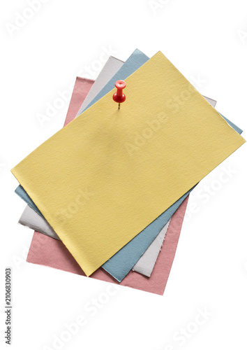 Canvastavla Conjunto de hojas de papel de colores sujetas con chincheta roja aisladas sobre
