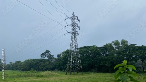 Fotografía High voltage transmission tower pylon in green rural field landscape
