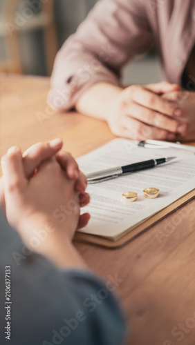 Foto End of marriage and divorce agreement