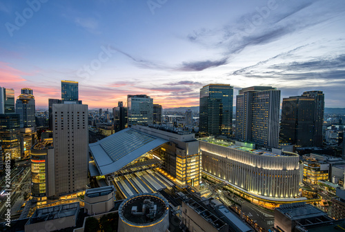 夕暮れに輝くJR大阪駅と梅田の都市景観【大阪風景写真】