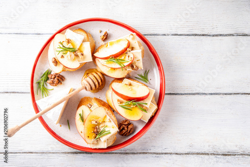 Fotografía Autumn Apple Brie Crostini with Walnuts and Honey