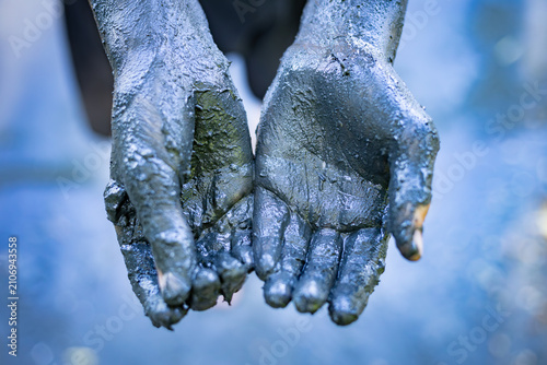фотографія Close-up of hands covered in healing mineral mud for spa treatments and fang therapy